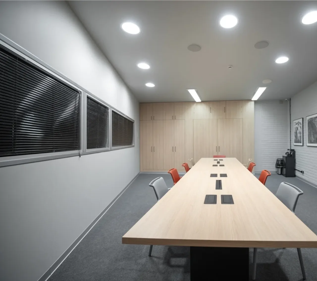 Example of an empty speakers' room