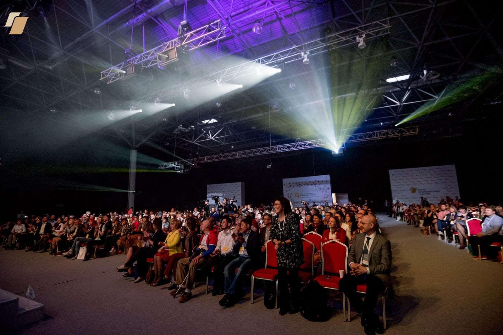 Moderating a large working session