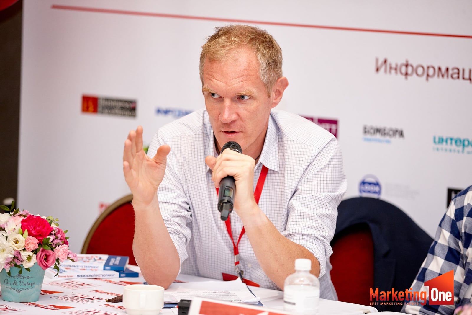 Facilitating a business discussion
